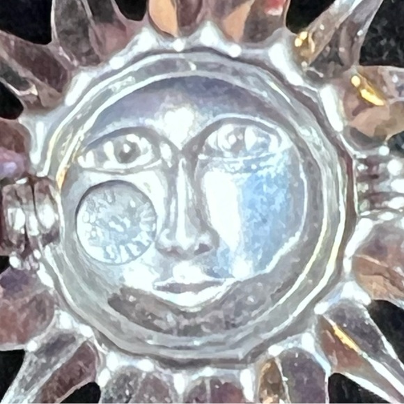 This vintage Beau brooch pin is a tribal sun god - Picture 3 of 3